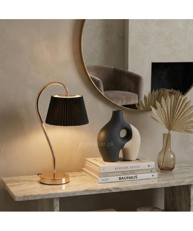 Elegant Curved Desk Lamp – Rechargeable – Black & Gold
