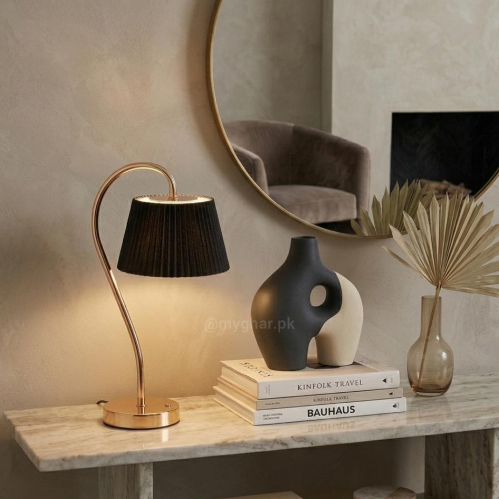 Elegant Curved Desk Lamp – Rechargeable – Black & Gold