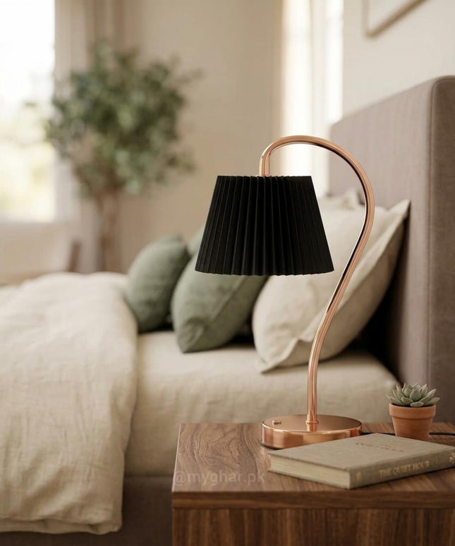 Elegant Curved Desk Lamp – Rechargeable – Black & Gold
