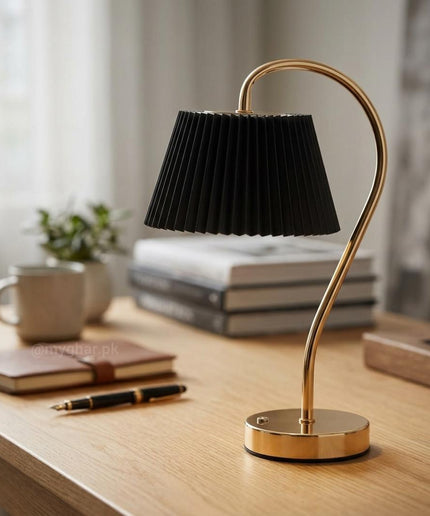 Elegant Curved Desk Lamp – Rechargeable – Black & Gold