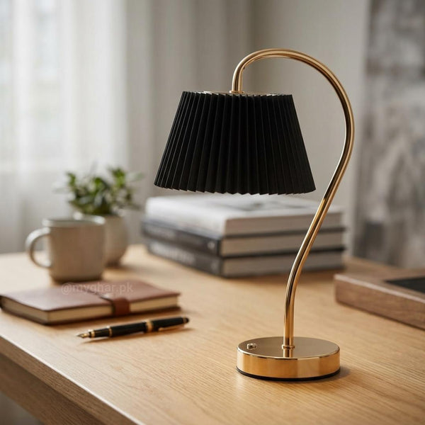 Elegant Curved Desk Lamp – Rechargeable – Black & Gold